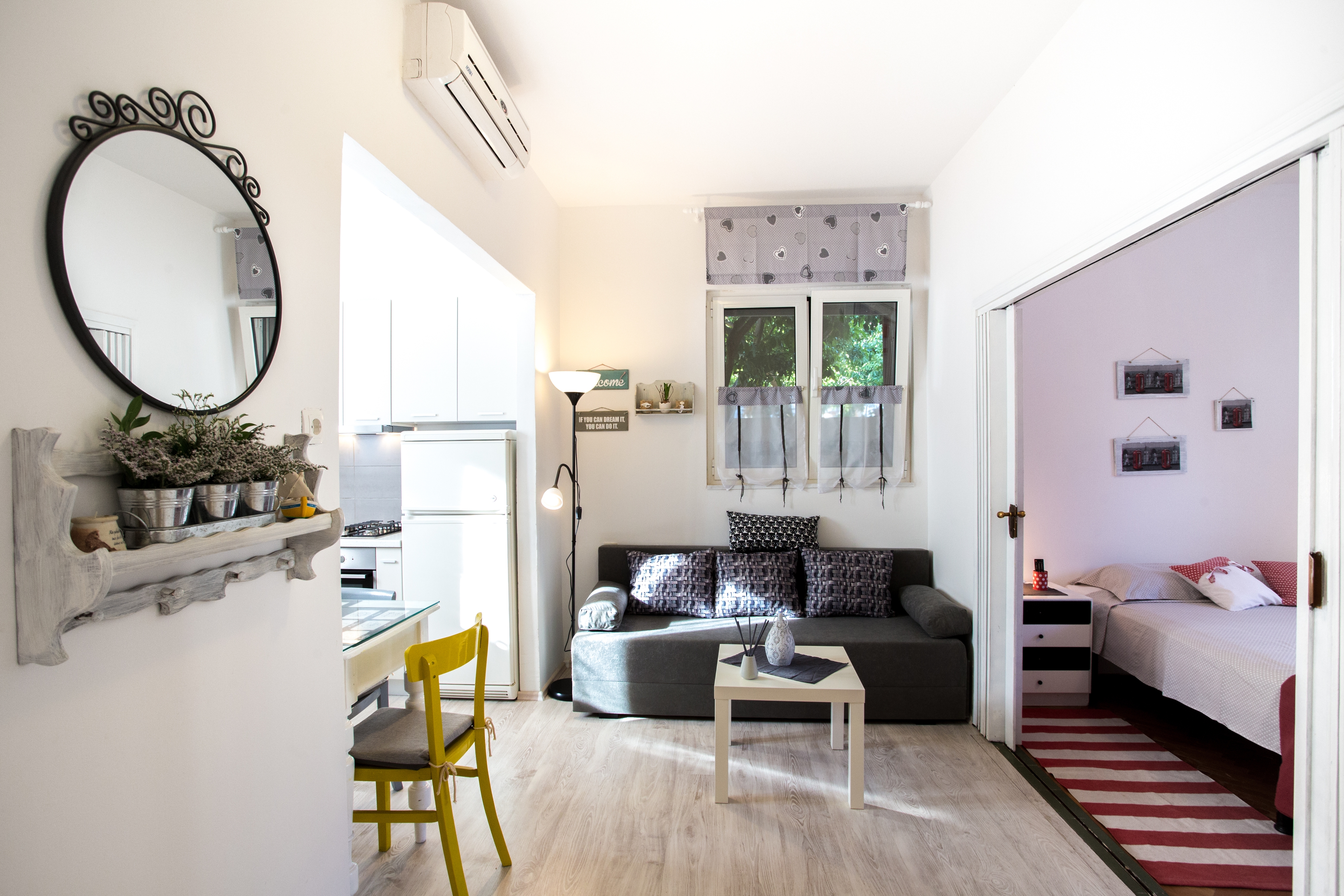 One bedroom apartment with terrace Komiža (Vis) (A-11671-a)