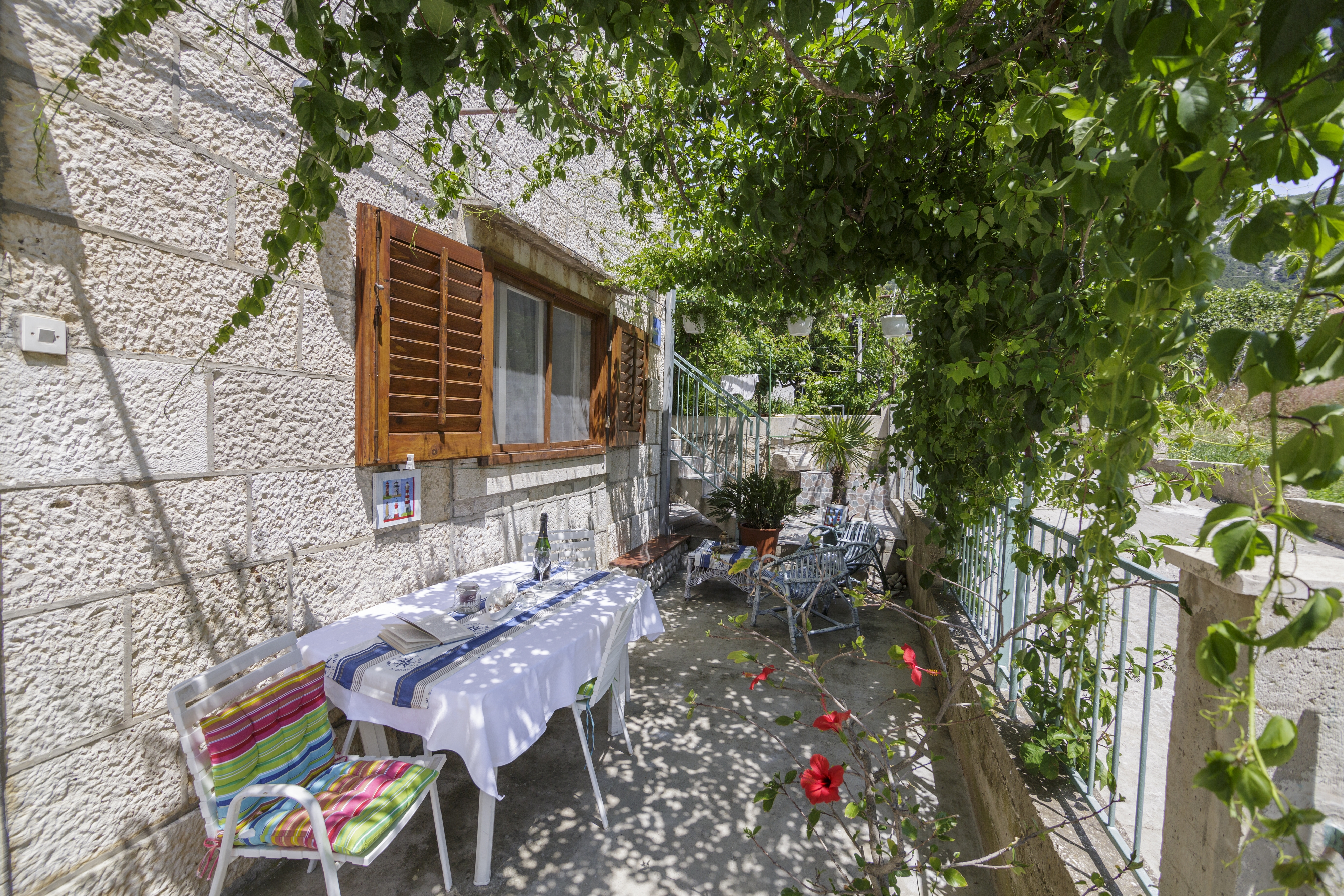 Enosobni apartma S teraso Komiža, Vis  A-a