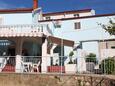 Lukoran, Ugljan, Propiedad 11672 - Apartamentos near sea with pebble beach.