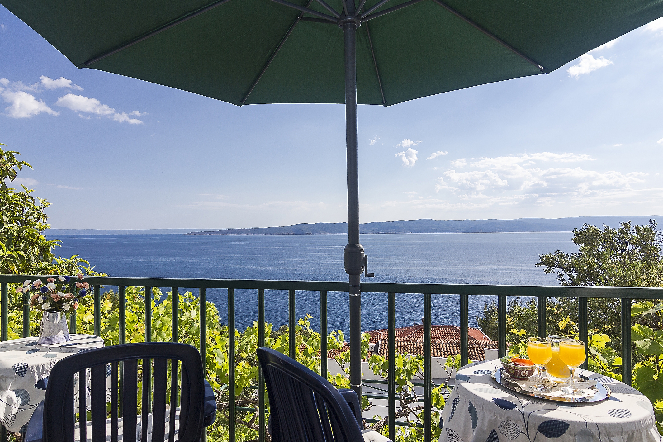 One bedroom apartment with terrace and sea view Brela (Makarska) (A-11687-b) One bedroom apartment with terrace and sea view Brela (Makarska) (A-11687-b)