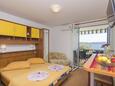 Brela, Bedroom in the studio-apartment, air condition available and WiFi.