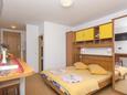 Brela, Спальня в размещении типа studio-apartment, доступный кондиционер и WiFi.