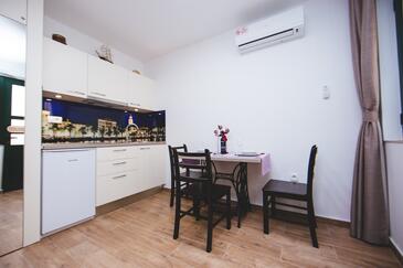 Kitchen Split, Kitchen in the studio-apartment, dostupna klima i WIFI.