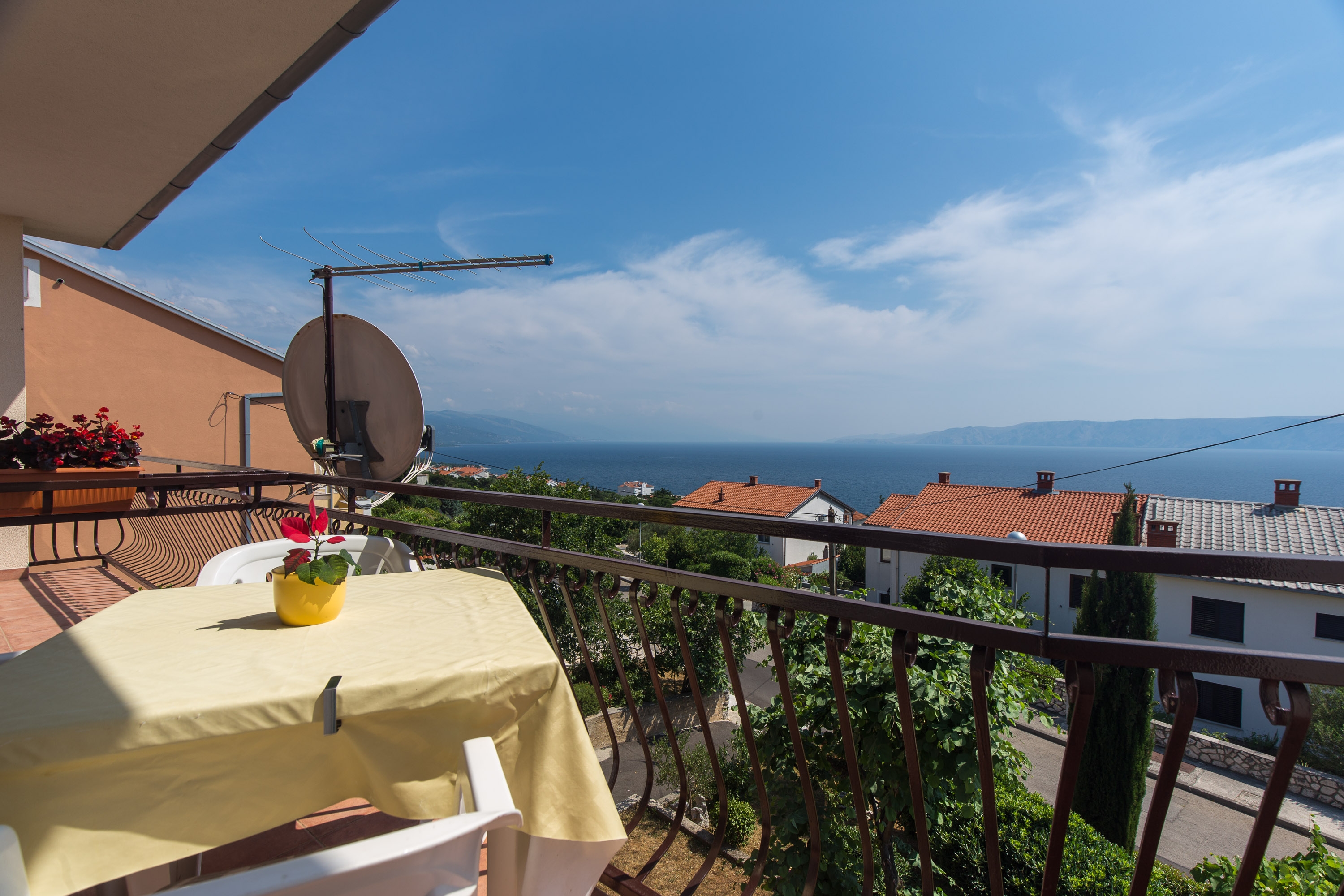 Three bedroom apartment with balcony and sea view Novi Vinodolski  A-a