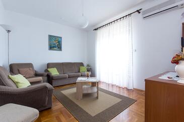 Novi Vinodolski, Sala de estar in the apartment, air condition available y WiFi.