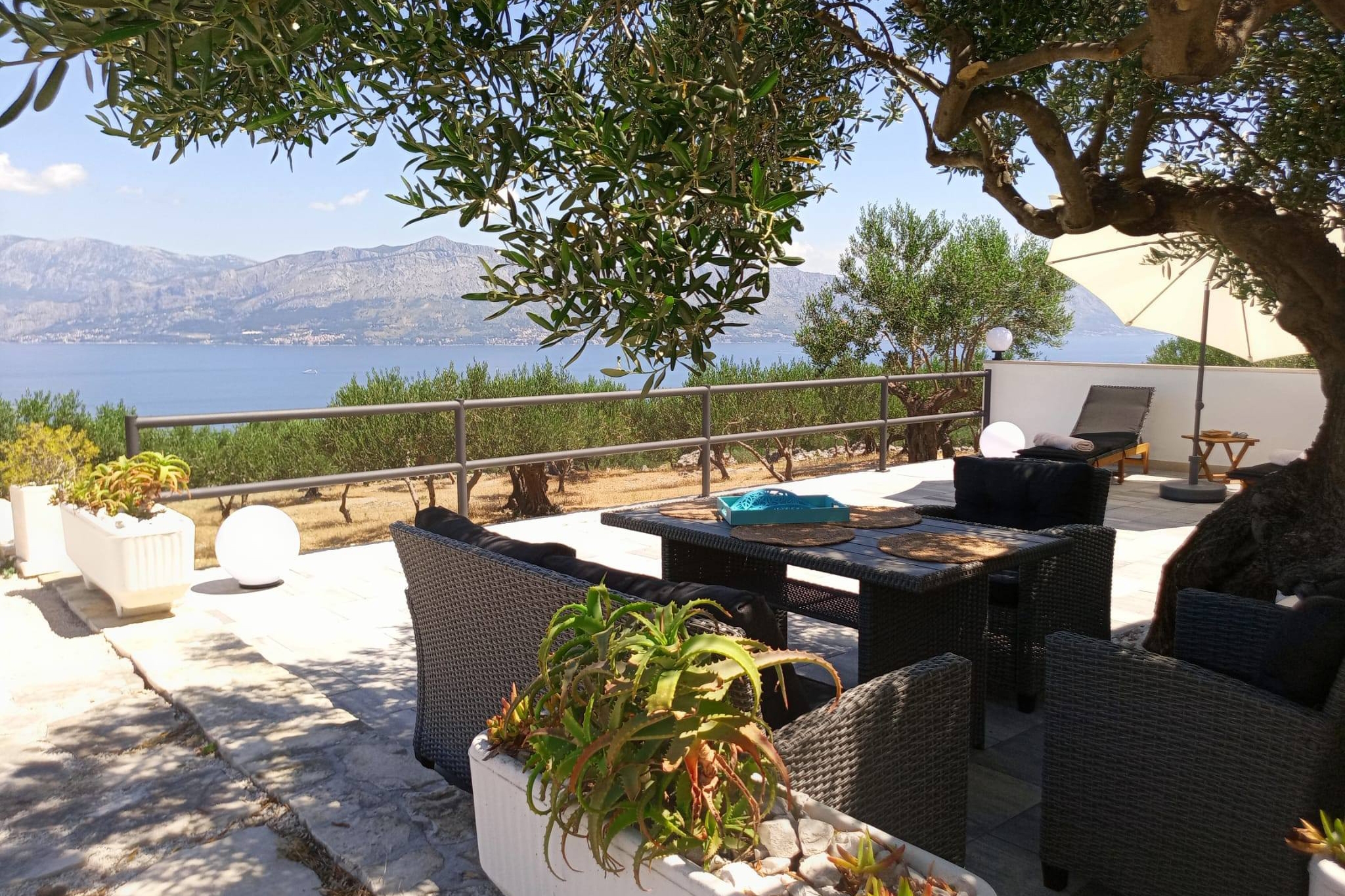 Two bedroom house with terrace and sea view Postira, Brač (K-11742) Two bedroom house with terrace and sea view Postira, Brač (K-11742)