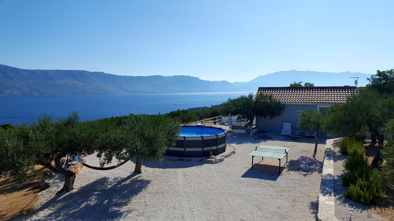 Dvosobna kuća s terasom i pogledom na more Postira, Brač  K