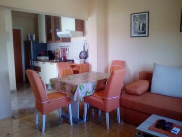 Pirovac, Eetkamer in the apartment, air condition available, (pet friendly) en WiFi.