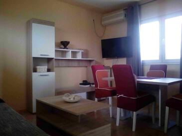 Pirovac, Blagovaonica u smještaju tipa apartment, dostupna klima, kućni ljubimci dozvoljeni i WiFi.