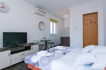 Bedroom Podaca, Bedroom in the studio-apartment, air condition available and WiFi.