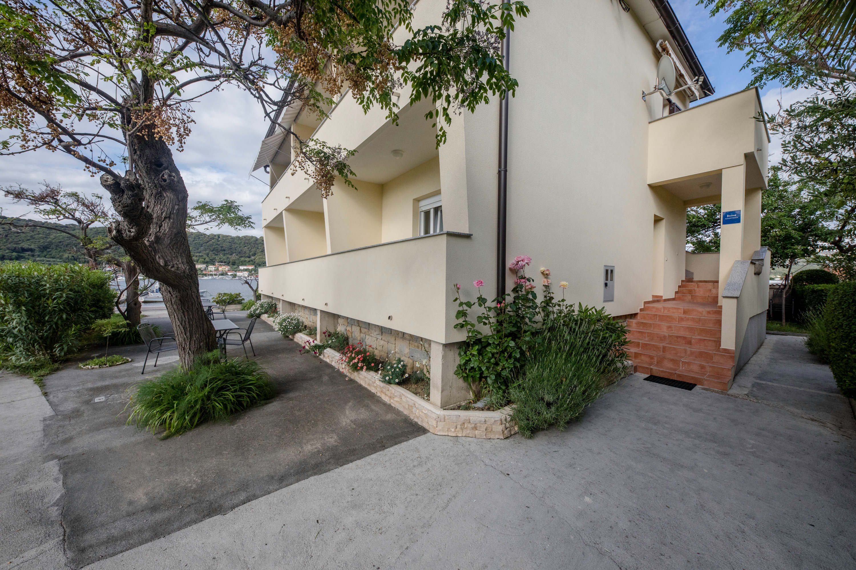 One bedroom apartment with balcony and sea view Supetarska Draga - Donja, Rab (A-11769-c)