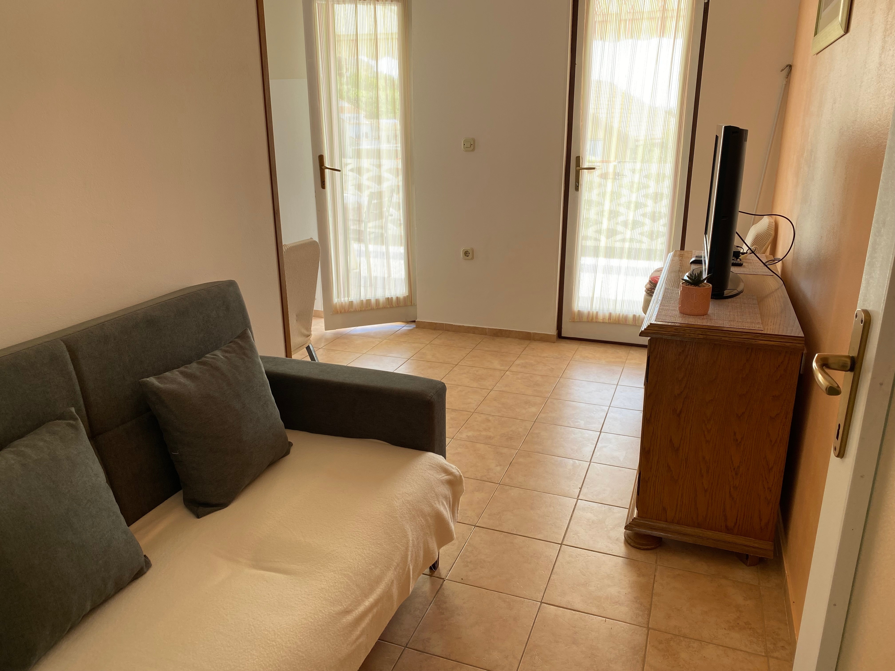 Dvosobni apartman s terasom i pogledom na more Lun, Pag  A-a