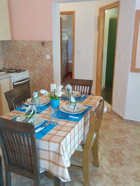 Slatine, Dining room in the apartment, air condition available and WiFi.