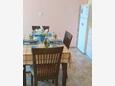 Slatine, Dining room in the apartment, air condition available and WiFi.