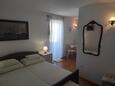 Banjol, Dormitorio in the studio-apartment, air condition available y WiFi.