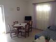 Kanica, Comedor in the apartment, air condition available y WiFi.