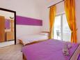 Spavaća soba Vodice, Spavaća soba u smještaju tipa apartment, dostupna klima i WiFi.