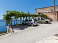 Zavode, Omiš, Parkeerplaats 11861 - Appartementen with pebble beach.