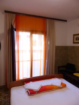 Podgora, Bedroom in the room, air condition available and WiFi.