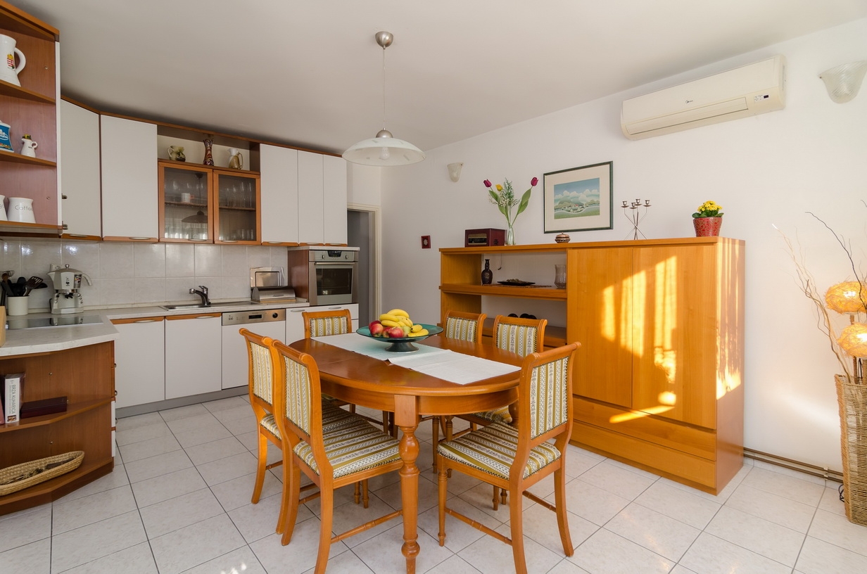 Three bedroom apartment with terrace Nin, Zadar  A-a