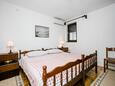 Dormitor 2 Bobovišća na Moru, Dormitor 2 în unitate de cazare tip apartment, aer condiționat disponibil, animale de companie sunt acceptate şi WiFi.