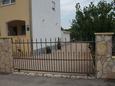 Parkeerplaats Ražine, Šibenik, Parkeerplaats 11904 - Appartementen with pebble beach.