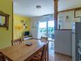 Basina, Dining room in the apartment, air condition available, (pet friendly) and WiFi.