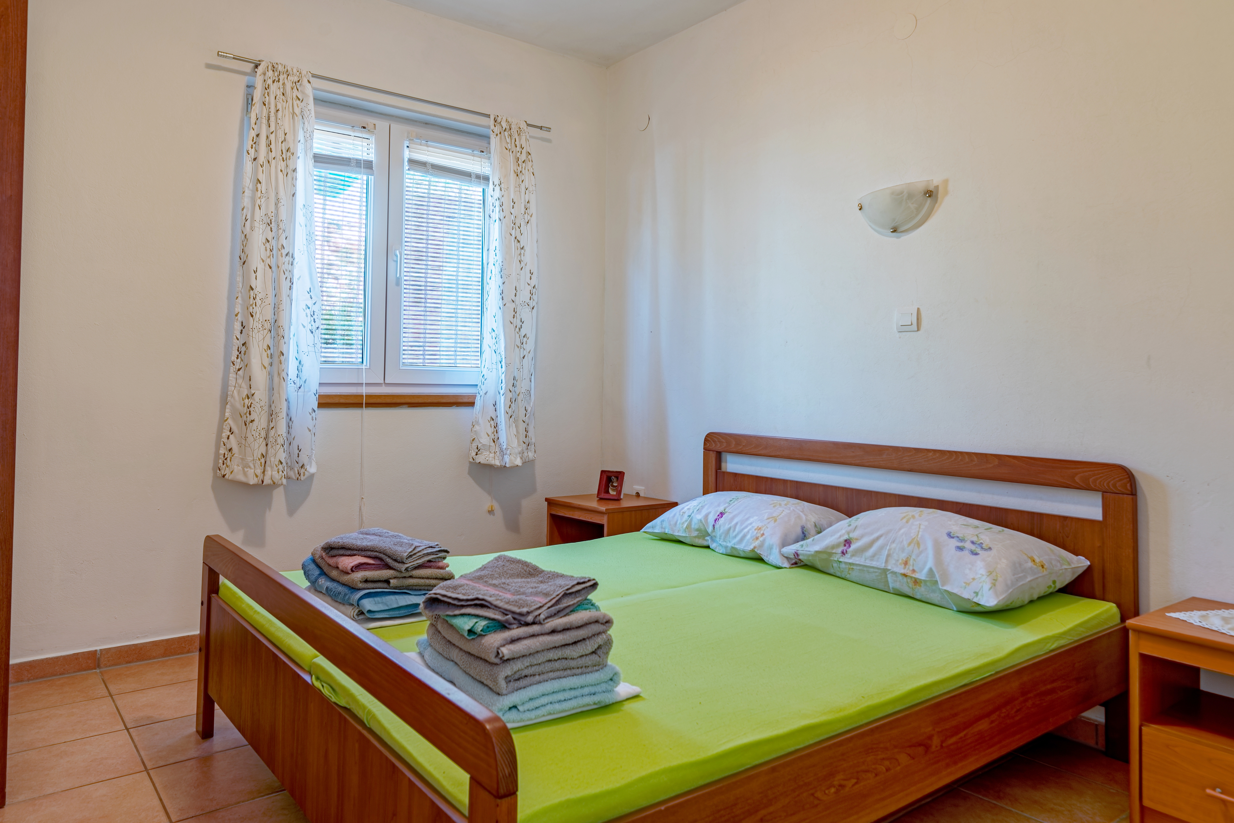 One bedroom apartment near beach Basina, Hvar  A-b