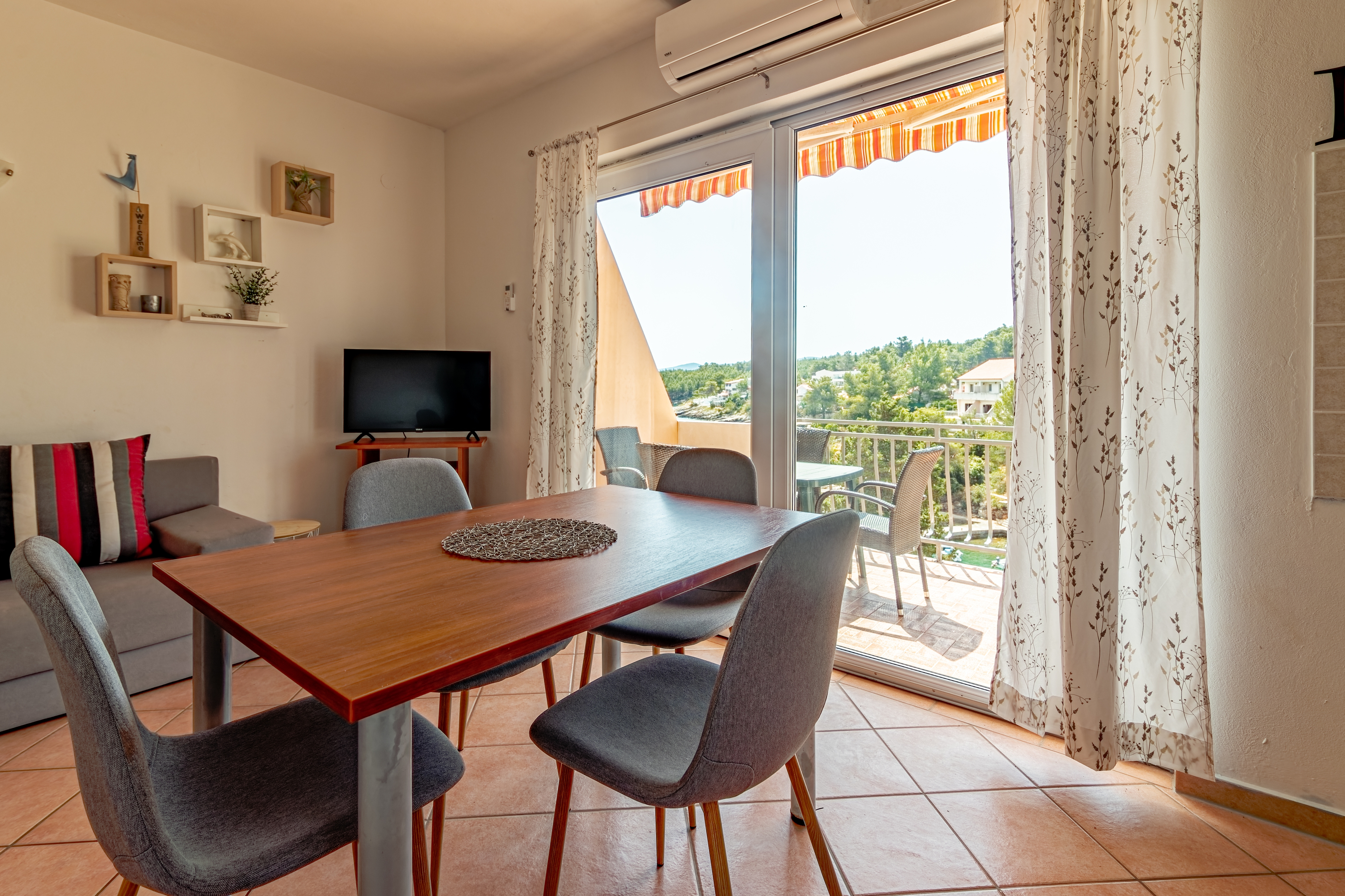 One bedroom apartment near beach Basina, Hvar  A-b