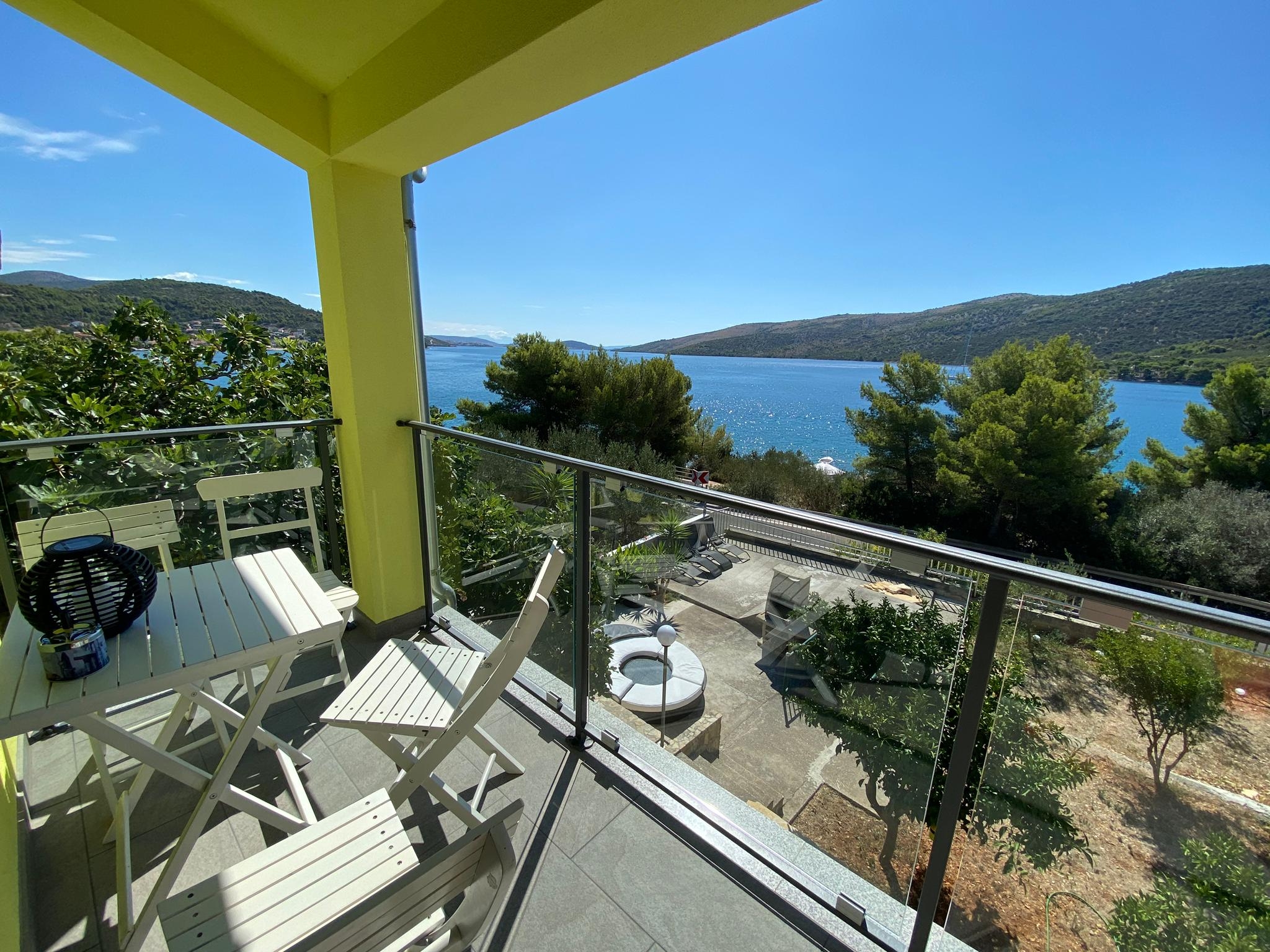 One bedroom apartment with terrace and sea view Poljica, Trogir  A-a