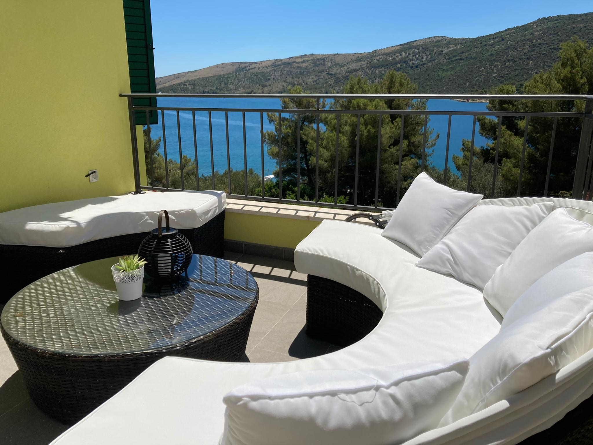 One bedroom apartment with terrace and sea view Poljica, Trogir  A-a