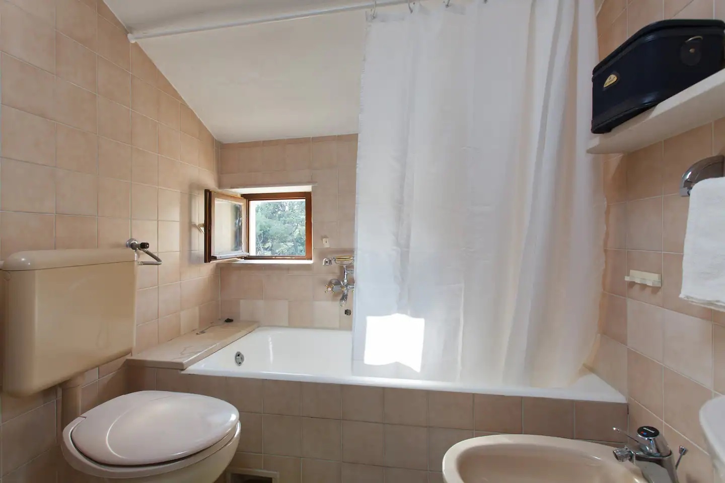 Three bedroom apartment near beach Sumartin, Brač  A-b