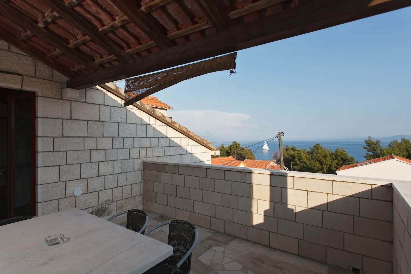 Three bedroom apartment near beach Sumartin, Brač  A-b