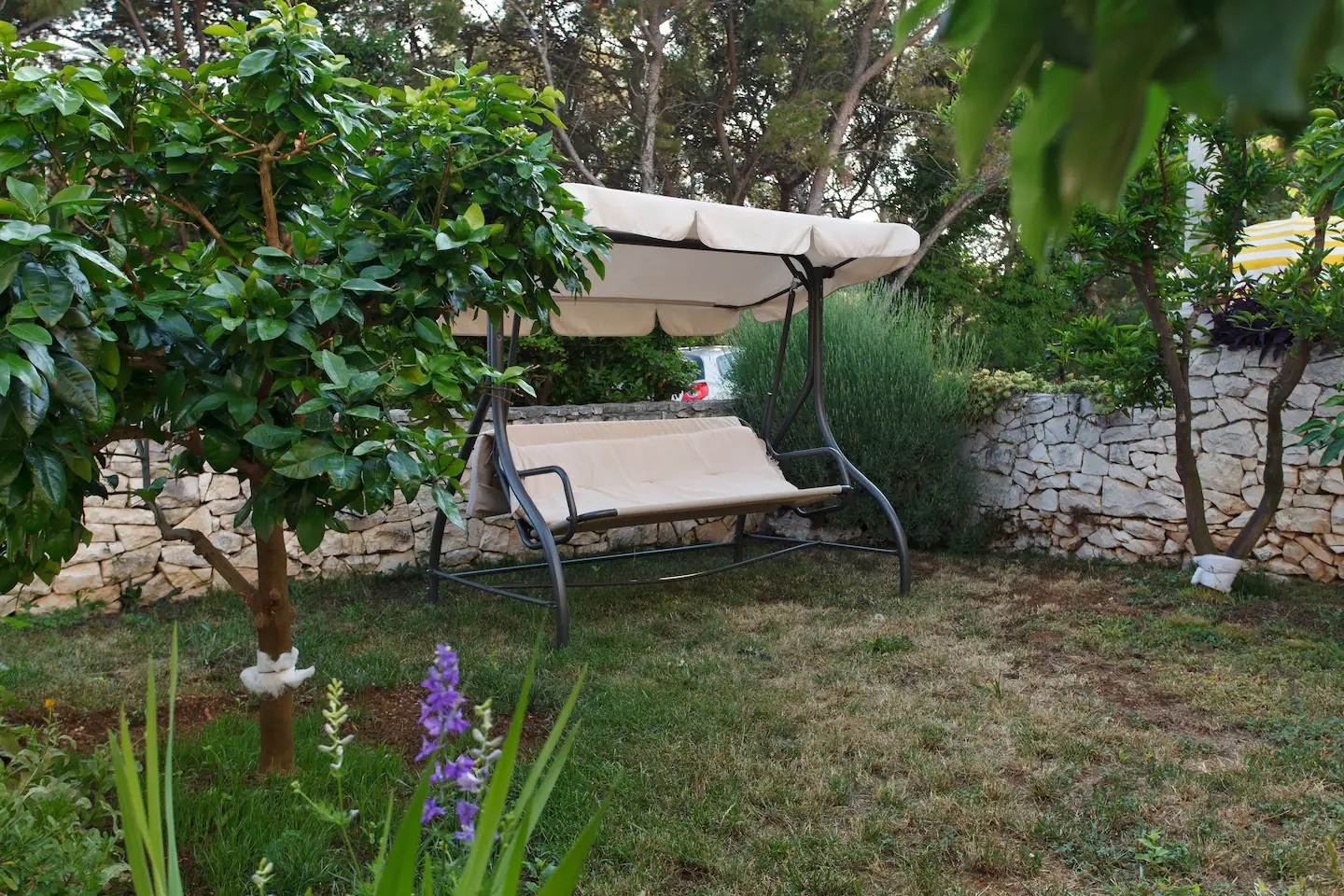 One bedroom apartment near beach Sumartin, Brač (A-12036-a)