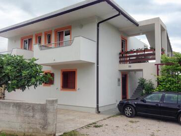 Povile, Novi Vinodolski, Obiekt 12039 - Apartamenty z kamienistą plażą.