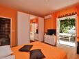 Ložnice 2 Orebić, Ložnice 2 v ubytování typu apartment, s klimatizací, domácí mazlíčci povoleni a WiFi.