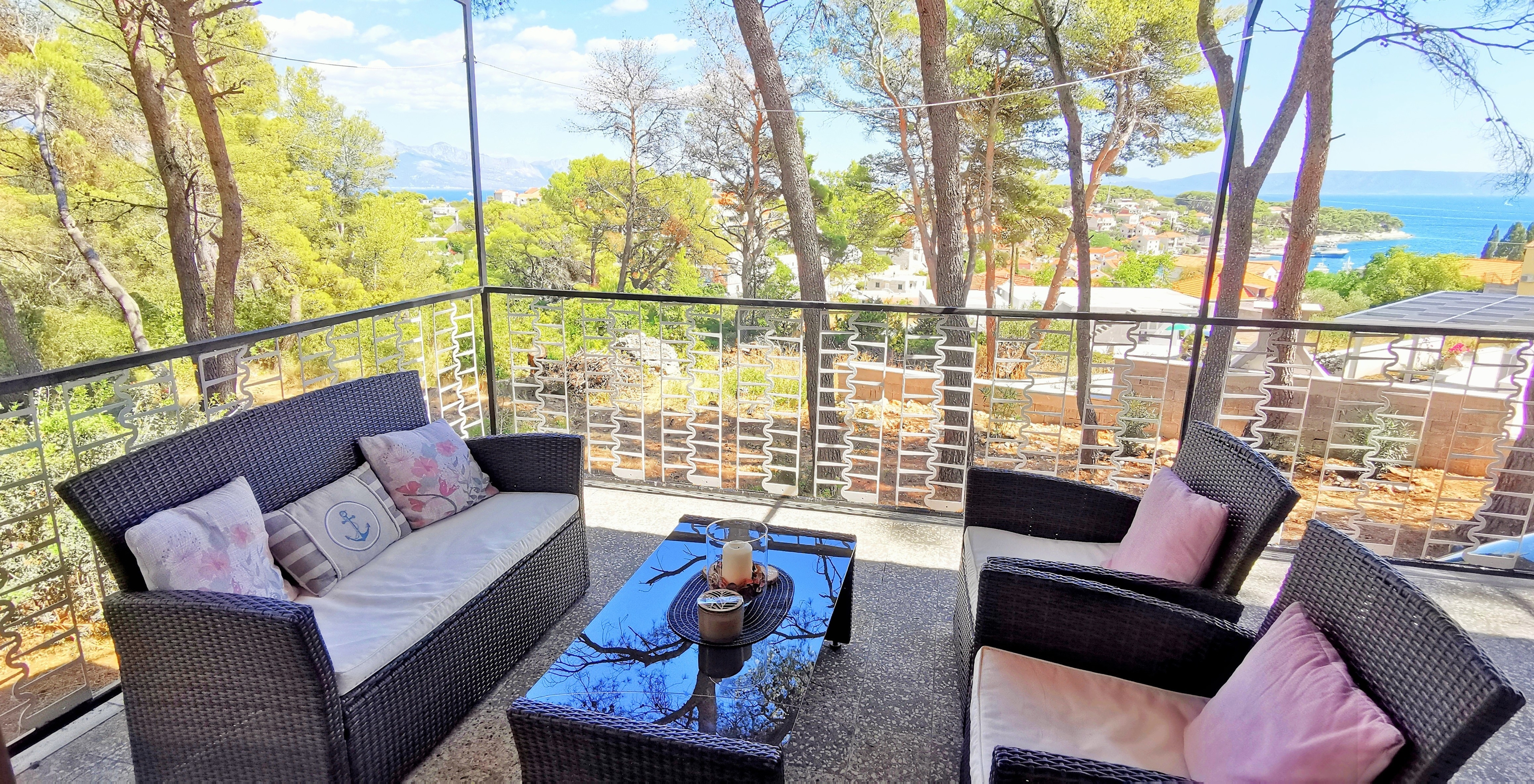 Dvosobna kuća s terasom i pogledom na more Sumartin, Brač  K
