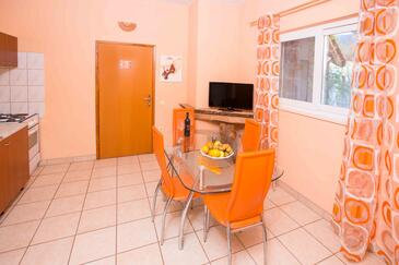 Dining room Žuljana, Dining room in the apartment, air condition available, (pet friendly) and WiFi.