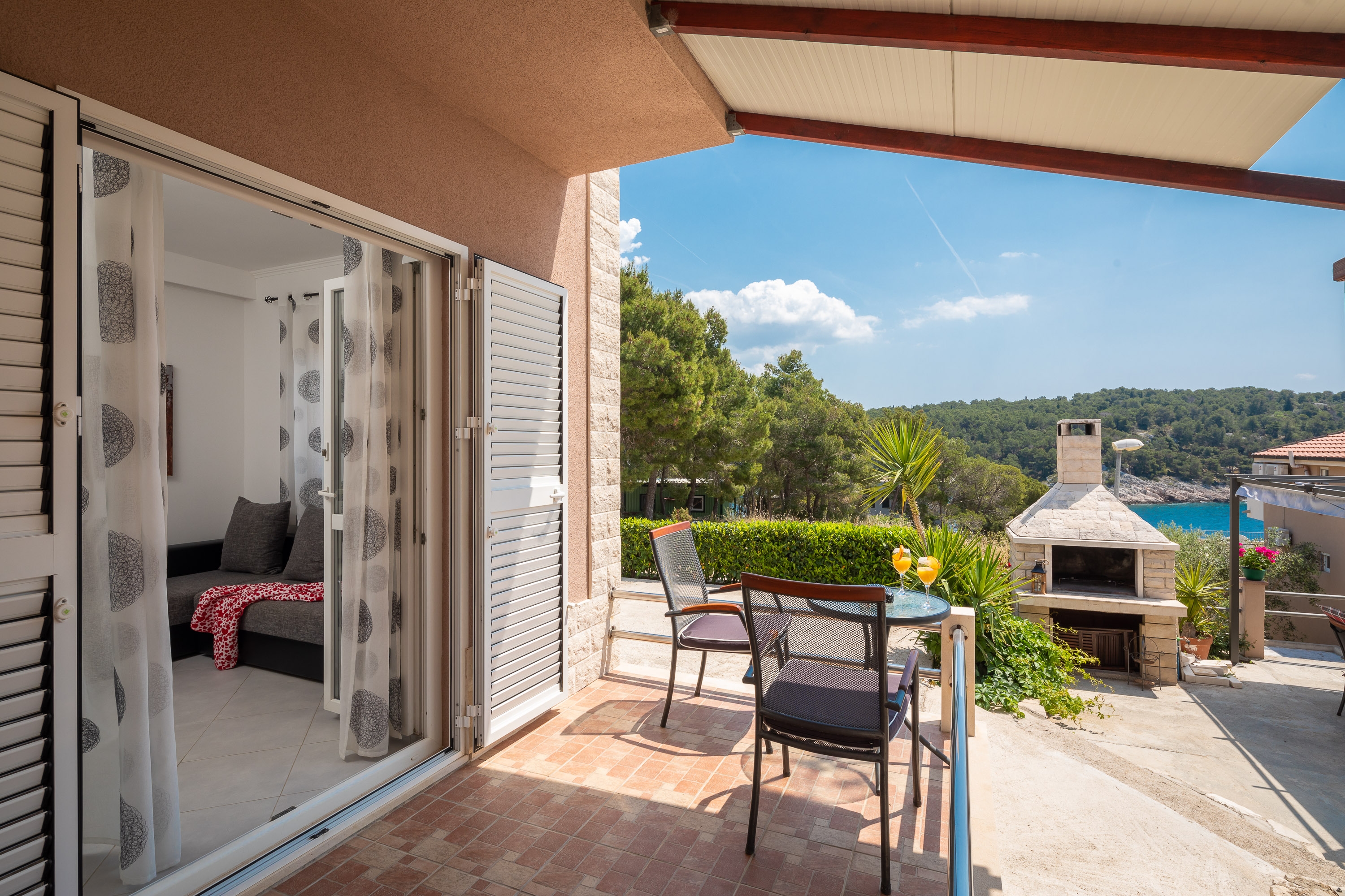 One bedroom apartment with terrace and sea view Cove Osibova, Brač  A-a