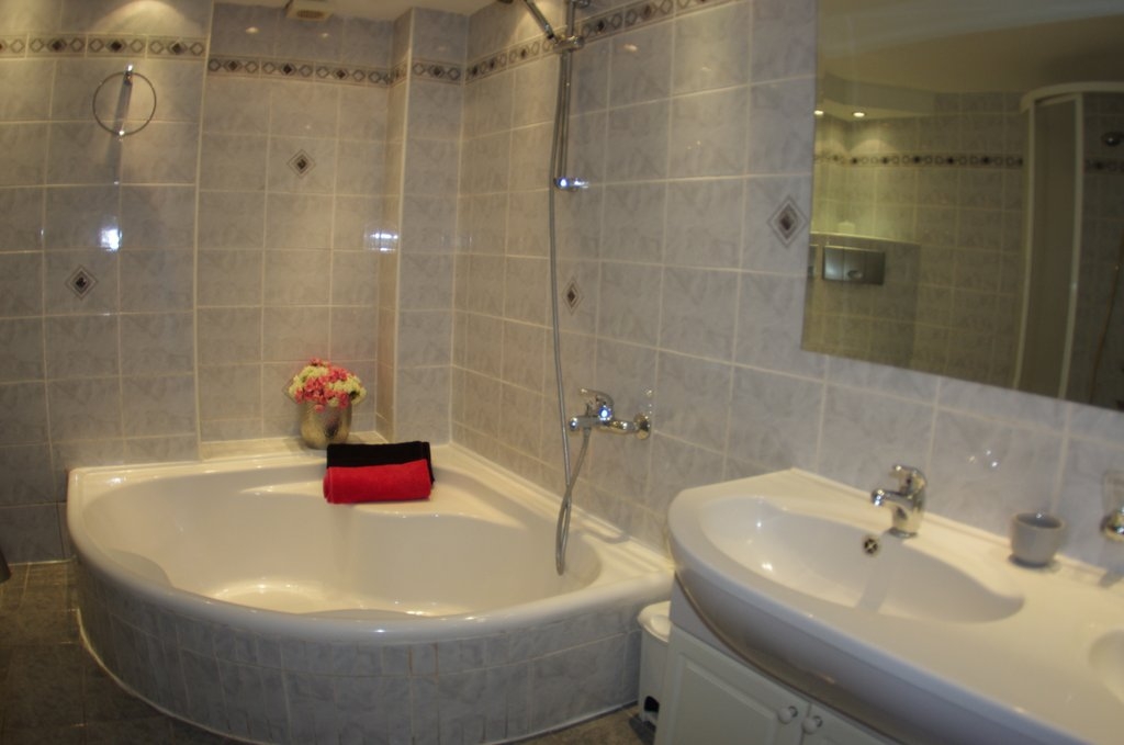 Two bedroom apartment with balcony Makarska  A-c