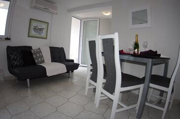 Makarska, Sala de estar in the apartment, air condition available, (pet friendly) y WiFi.