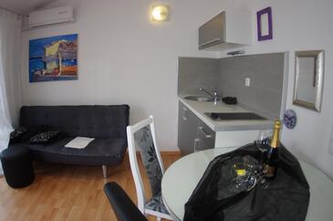 Makarska, Living room in the apartment, air condition available, (pet friendly) and WiFi.