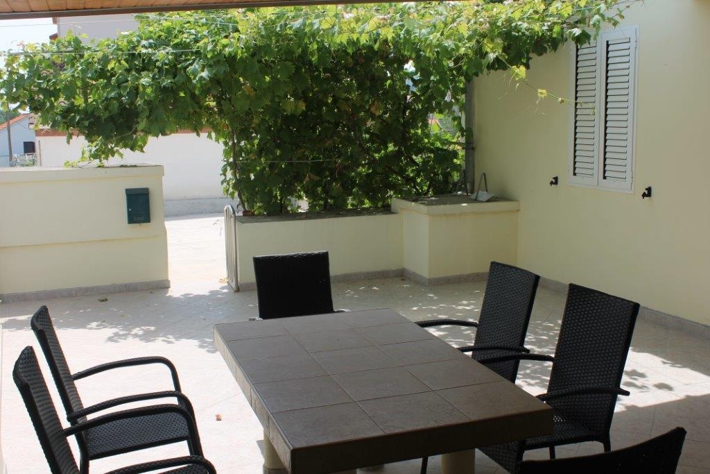 Three bedroom house with terrace Preko, Ugljan (K-12078) Three bedroom house with terrace Preko, Ugljan (K-12078)