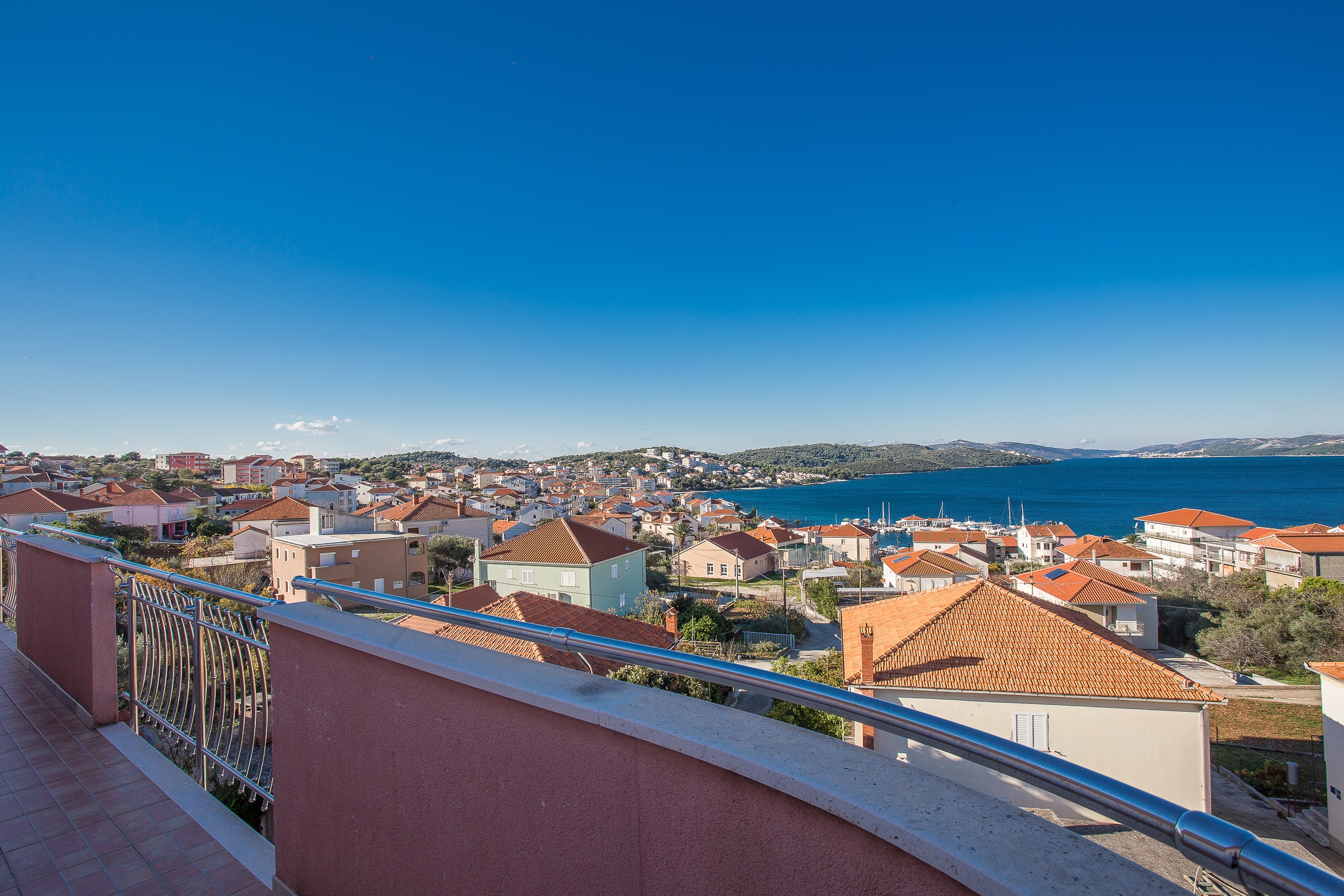 Three bedroom apartment with balcony and sea view Okrug Gornji, Čiovo  A-e