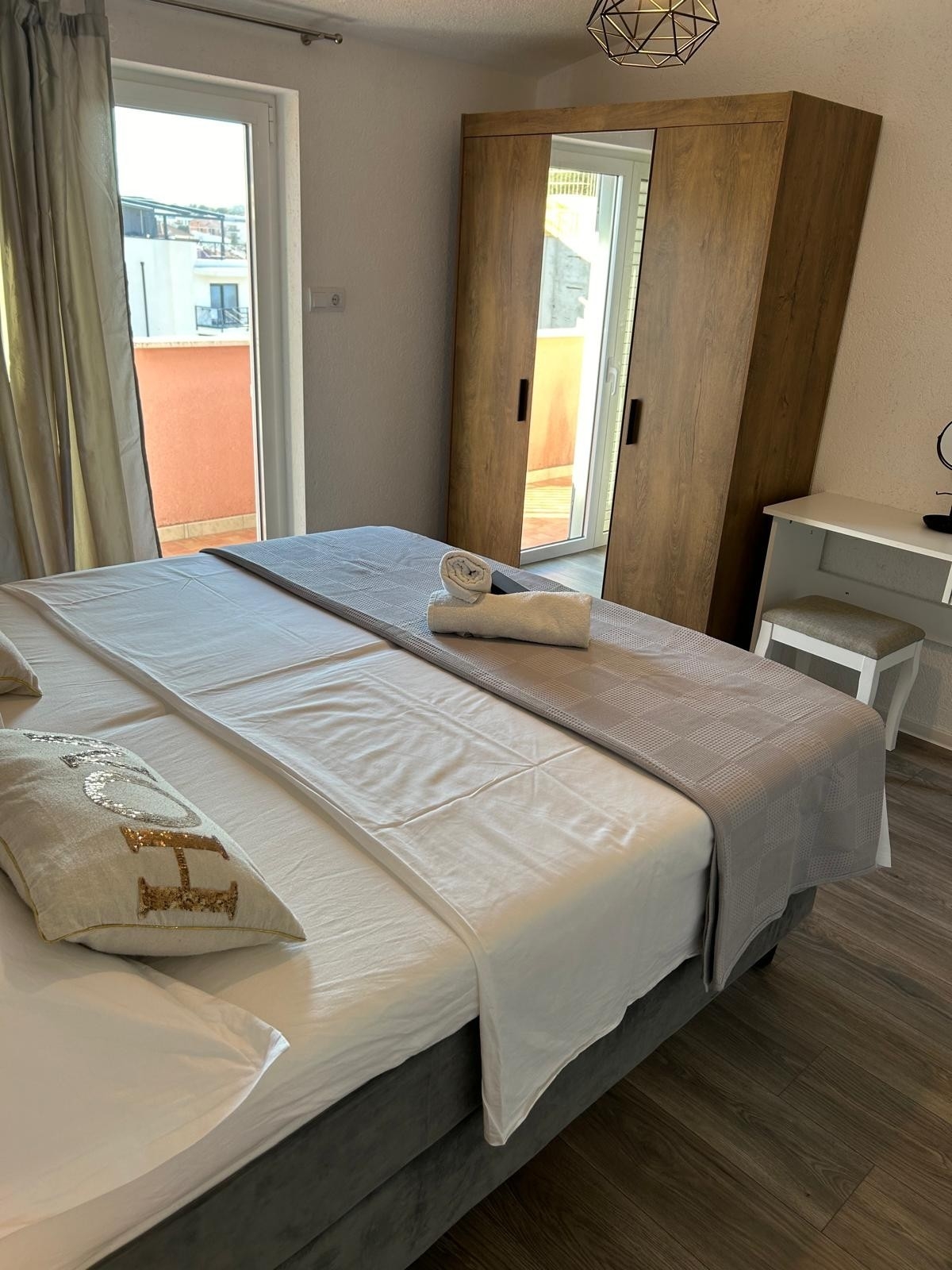 Three bedroom apartment with balcony and sea view Okrug Gornji, Čiovo  A-e