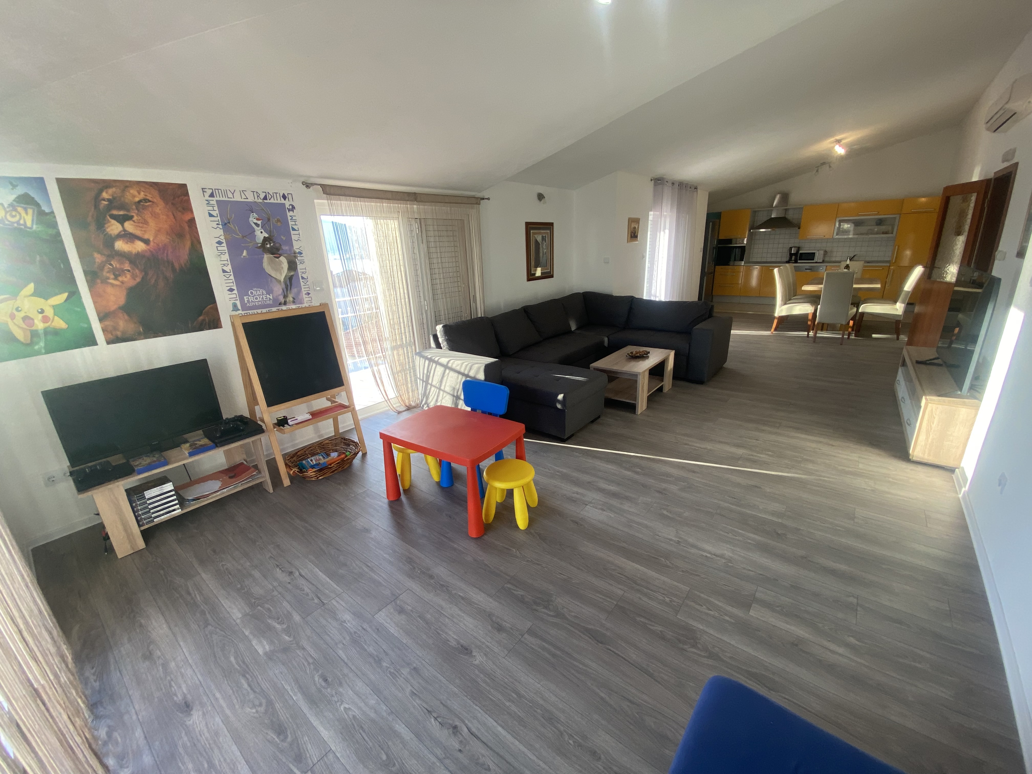Three bedroom apartment with balcony and sea view Okrug Gornji, Čiovo  A-e