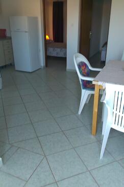 Povljana, Dining room in the apartment, air condition available and (pet friendly).