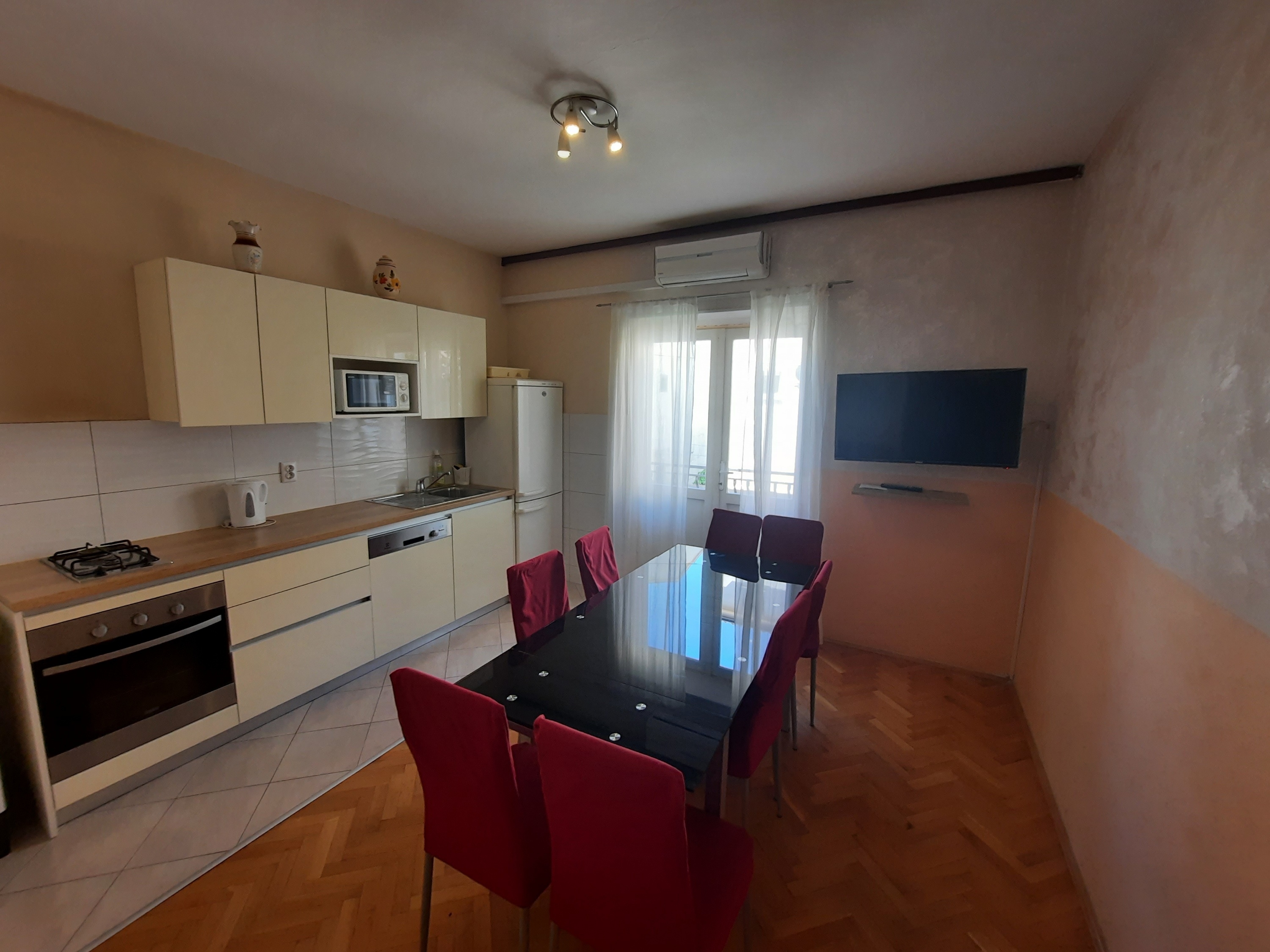 Four-bedroom apartment with balcony and sea view Makarska (A-12211-a)