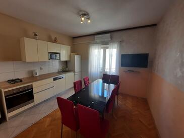 Makarska, Comedor in the apartment, air condition available y WiFi.