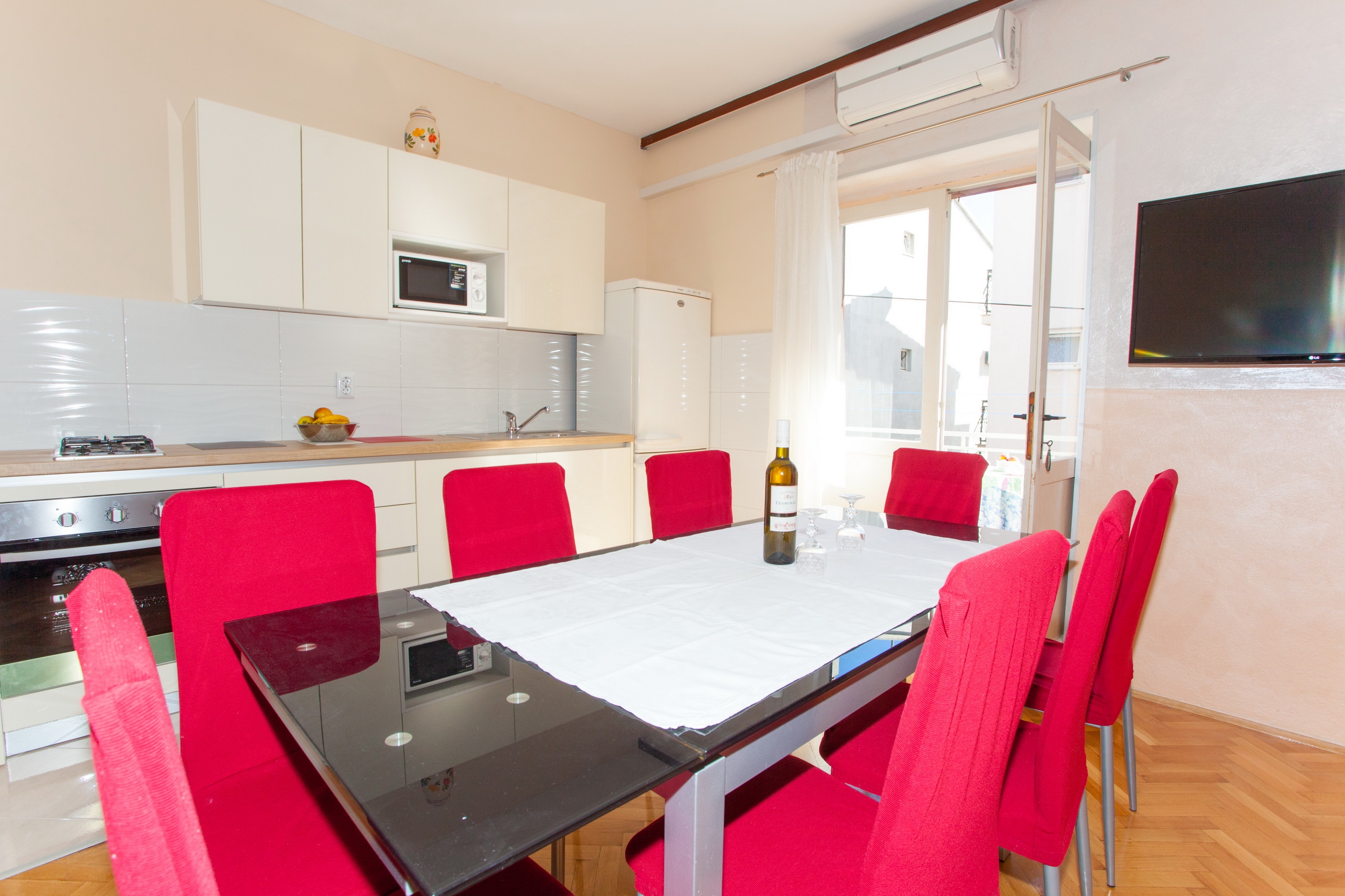 Four-bedroom apartment with balcony and sea view Makarska (A-12211-a) Four-bedroom apartment with balcony and sea view Makarska (A-12211-a)